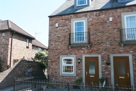 3 bedroom townhouse to rent, Moon Court, Pocklington