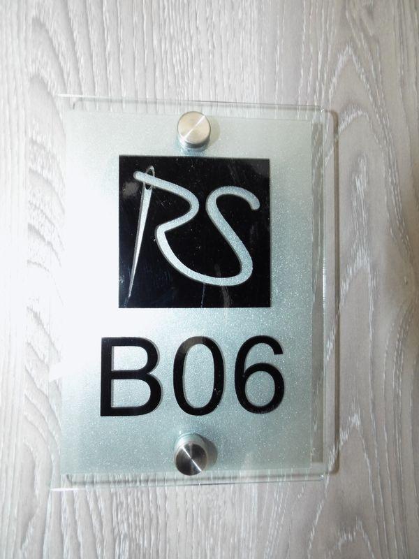 B06