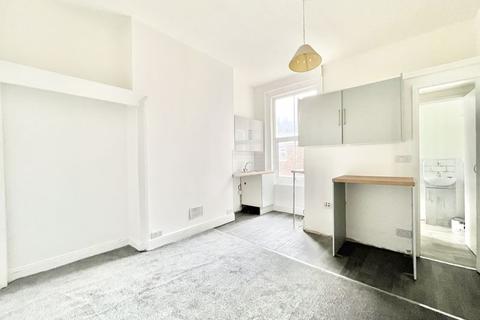 1 bedroom apartment to rent - First Floor Studio Flat, Flat 2a, 98 Trinity Road, Bridlington, YO15 2HF