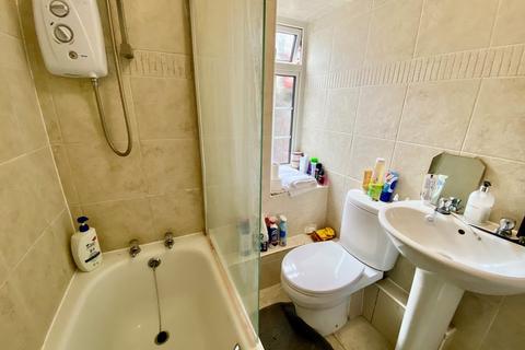 2 bedroom flat to rent, Grosvenor Court, Vale Road, Bournemouth