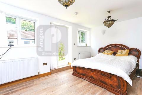 3 bedroom maisonette to rent, Gunnersbury Avenue, Ealing W5