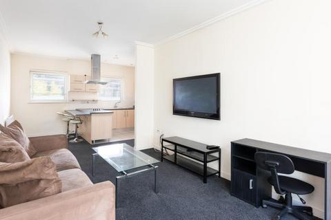 2 bedroom flat to rent, 24 Kingscote Way BN1