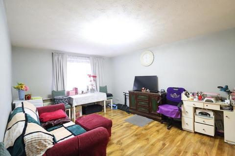 2 bedroom flat to rent, Moray Close, Edgware HA8
