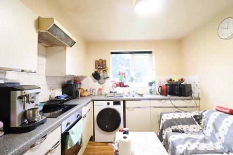 2 bedroom flat to rent, Moray Close, Edgware HA8