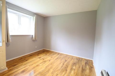 2 bedroom flat to rent, Moray Close, Edgware HA8