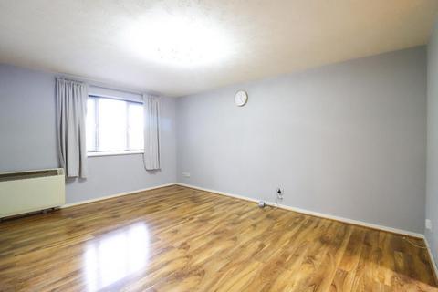 2 bedroom flat to rent, Moray Close, Edgware HA8