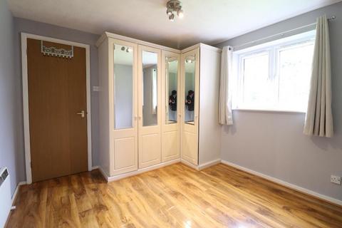 2 bedroom flat to rent, Moray Close, Edgware HA8
