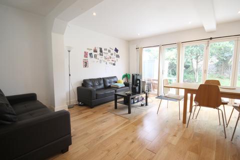 3 bedroom flat to rent, Freegrove Road, Islington, N7