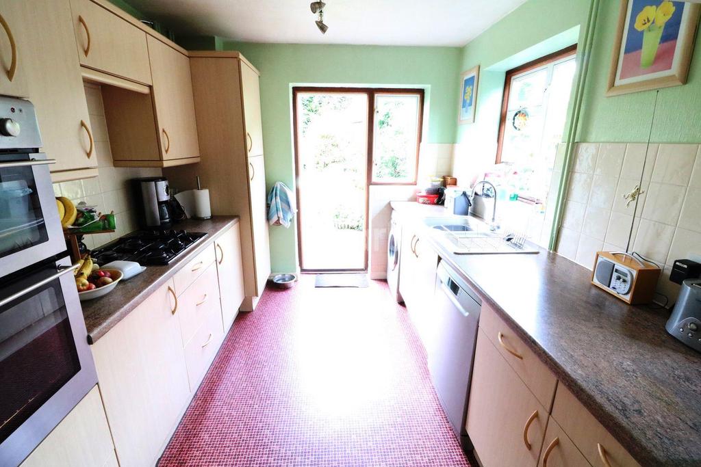 Sheep Walk, Shepperton 3 bed semidetached house £439,950