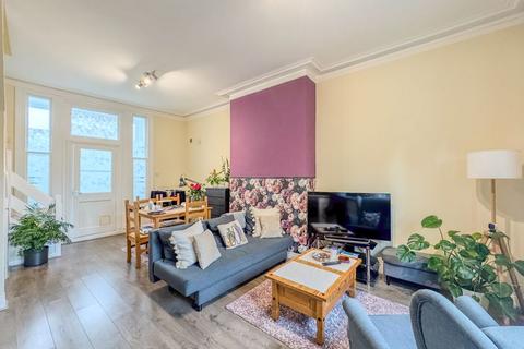 2 bedroom terraced house to rent, Bounds Green Road, London