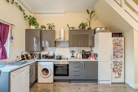 2 bedroom terraced house to rent, Bounds Green Road, London