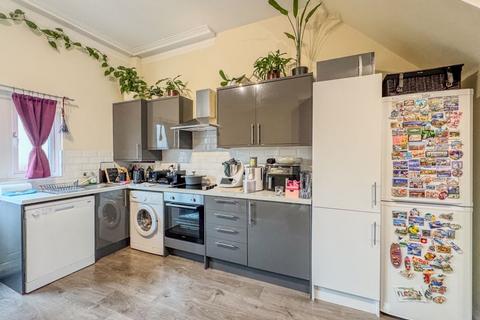 2 bedroom terraced house to rent, Bounds Green Road, London