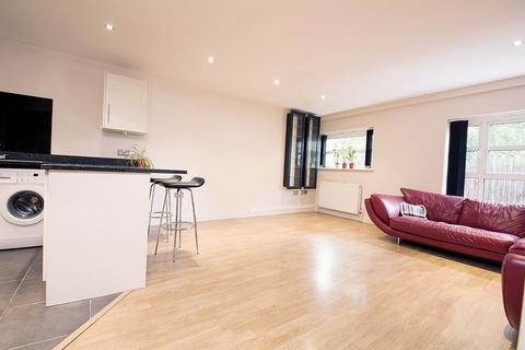 1 bedroom flat to rent, Bridge Court, Walton-On-Thames