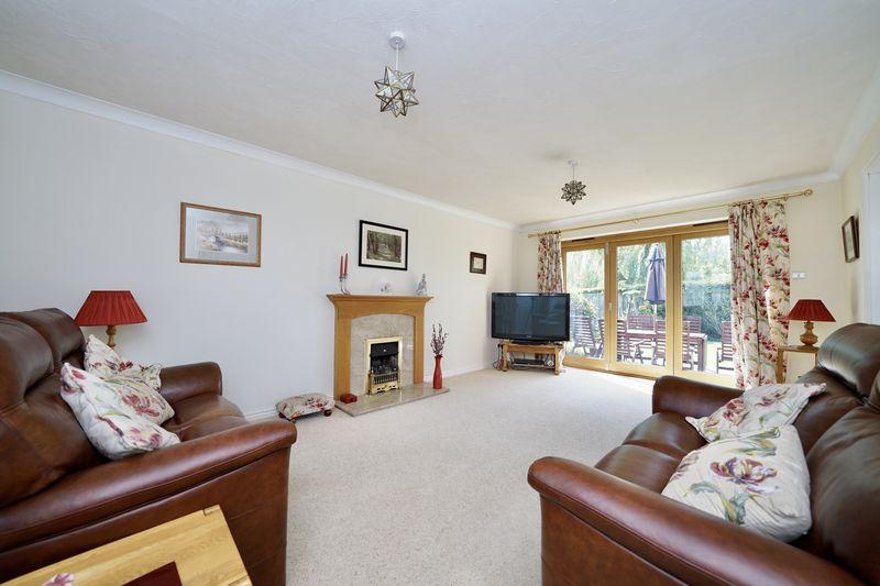 The Sycamores, Bluntisham 5 bed detached house to rent £1,850 pcm (£