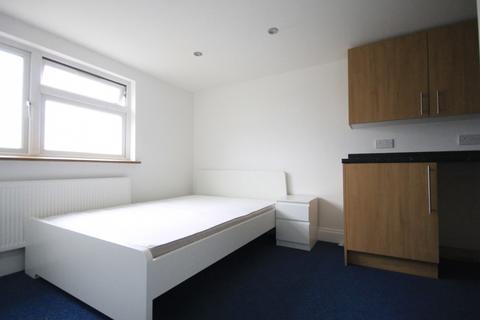 House share to rent, ALL BILLS INCLUDED - LARGE DOUBLE ROOM WITH ENSUITE IN MASSIVE HOUSE SHARE - Valentines Road, IG1