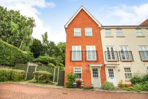 3 bedroom townhouse to rent, Orchard Close, Eye
