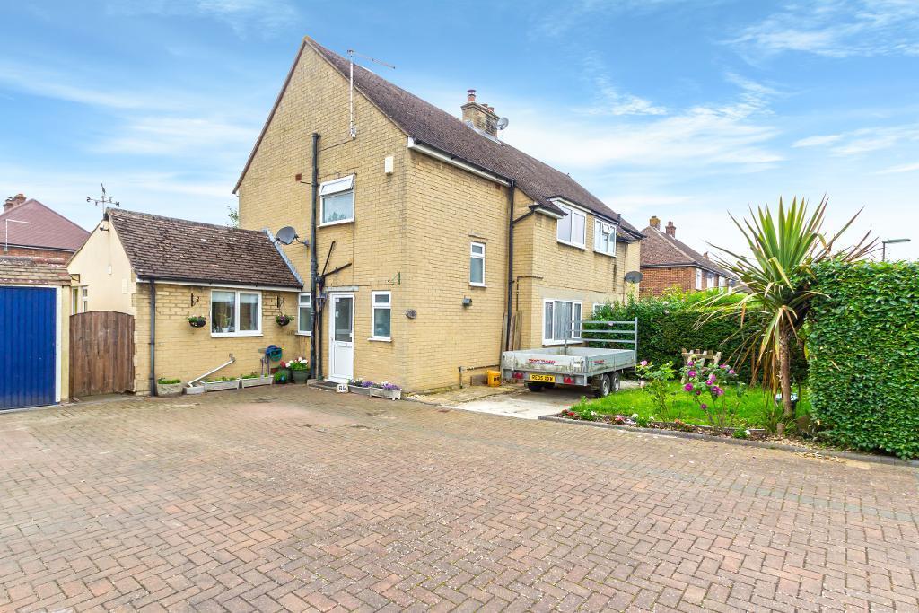 Gresham Avenue, Warlingham, Surrey, CR6 9DJ 3 bed semidetached house