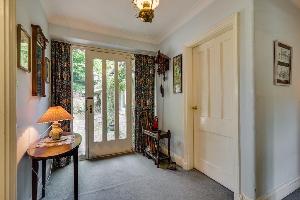Round Hill Cottage, 105 Sedbergh Road, Kendal, Cumbria LA9 6BE 4 bed