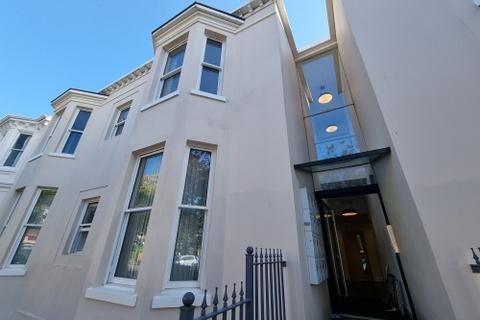 2 bedroom apartment to rent, Flat 6, 56 Russell Terrace, Leamington Spa