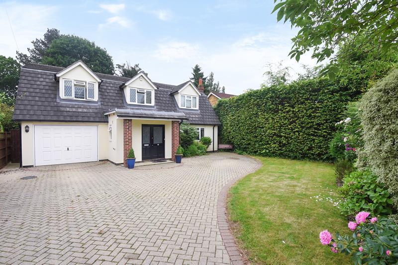 Simons Walk, Englefield Green, TW20 4 bed detached house £4,500 pcm