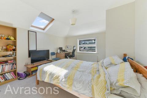 3 bedroom flat to rent, CREWDSON ROAD, OVAL
