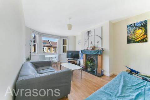 3 bedroom flat to rent, CREWDSON ROAD, OVAL