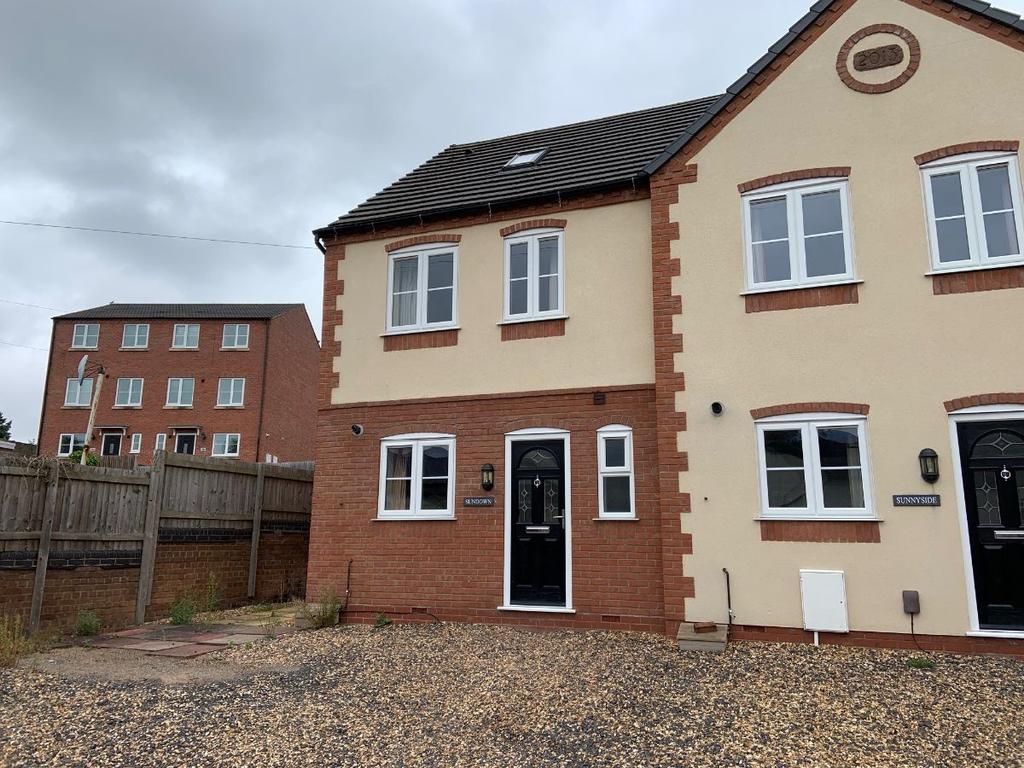 Sundown Sandycroft Mews 4 bed terraced house to rent £1,430 pcm (£