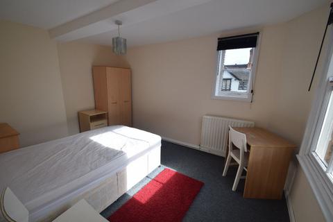 3 bedroom flat to rent - First Floor Flat - 2 Wellington Road