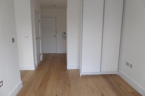 Studio to rent, High Street, Slough