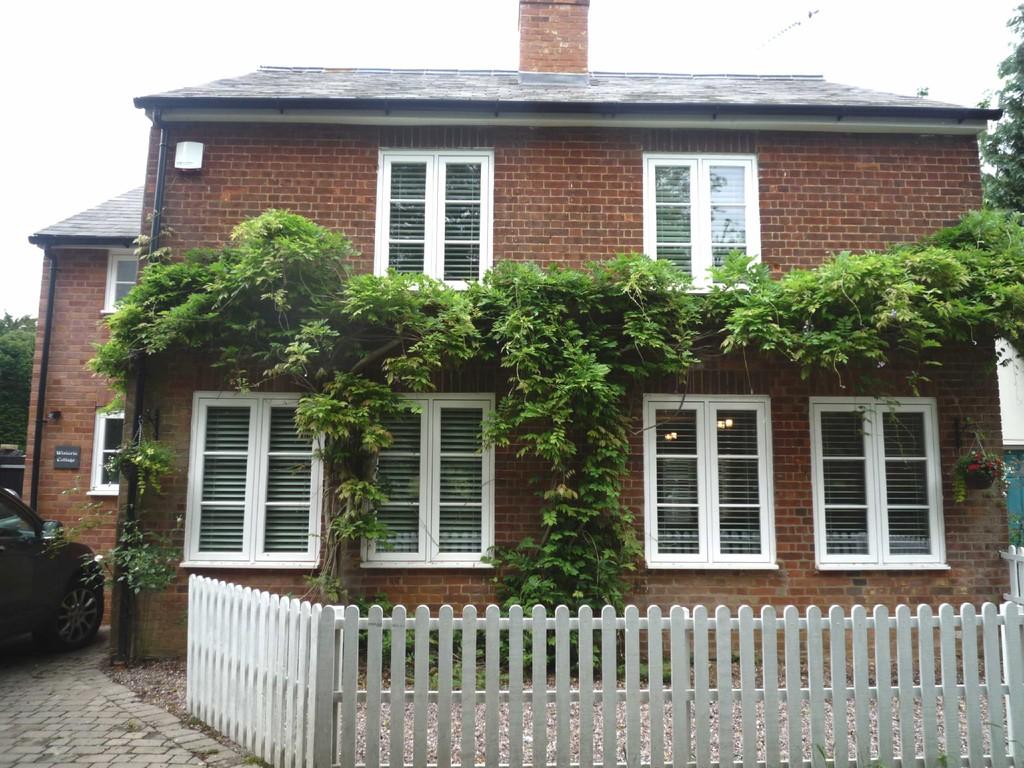 Maydencroft Lane, Gosmore, Hitchin 4 bed detached house £2,500 pcm (£