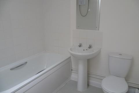 2 bedroom flat to rent, Three Horseshoes Walk, Warminster