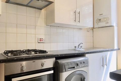 3 bedroom terraced house to rent, Cavendish Road, Chingford, London E4