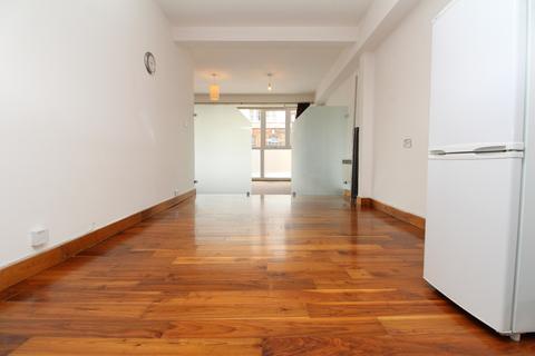 Studio to rent, High Street, Penge, SE20