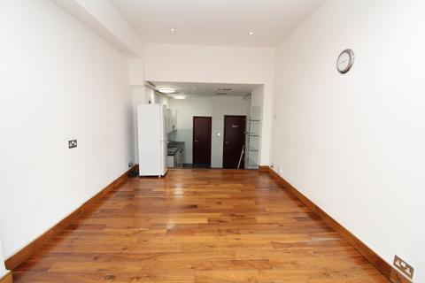 Studio to rent, High Street, Penge, SE20