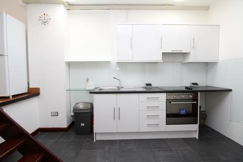 Studio to rent, High Street, Penge, SE20