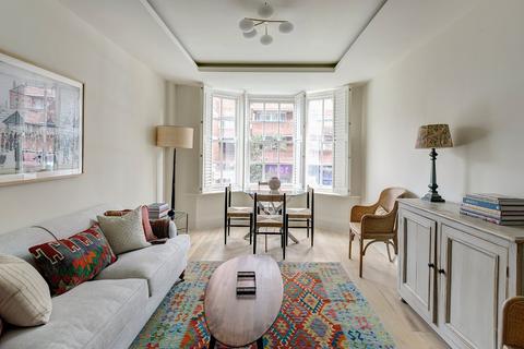 2 bedroom flat for sale - Queens Court, London