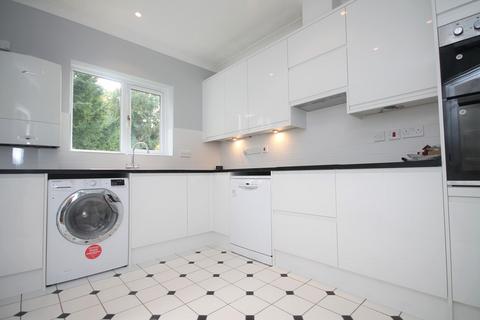 2 bedroom flat to rent, GARLANDS ROAD, LEATHERHEAD, KT22