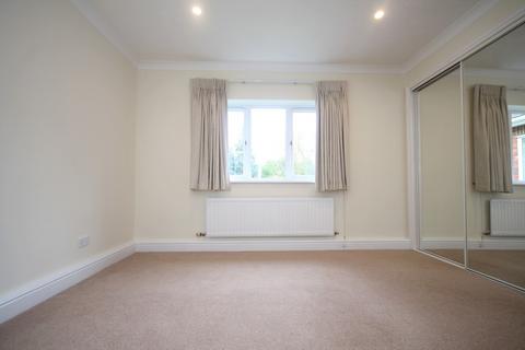 2 bedroom flat to rent, GARLANDS ROAD, LEATHERHEAD, KT22