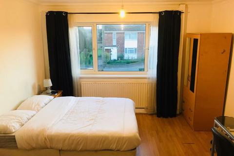 1 bedroom in a flat share to rent, West End Lane, Harlington, Hayes, UB3