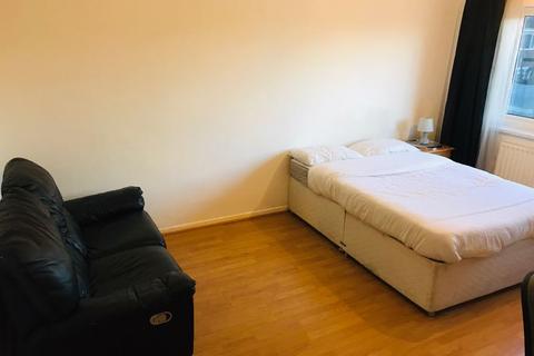 1 bedroom in a flat share to rent, West End Lane, Harlington, Hayes, UB3