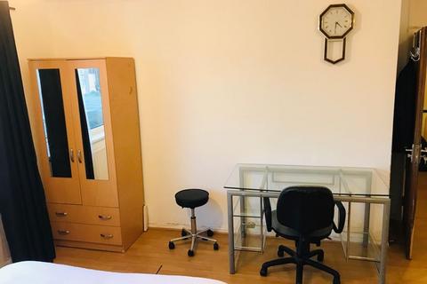 1 bedroom in a flat share to rent, West End Lane, Harlington, Hayes, UB3