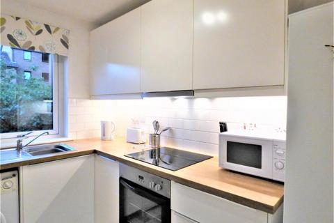 2 bedroom flat to rent, Boat Green, Canonmills, Edinburgh, EH3