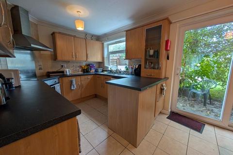 3 bedroom terraced house to rent, The Peacheries, Chichester