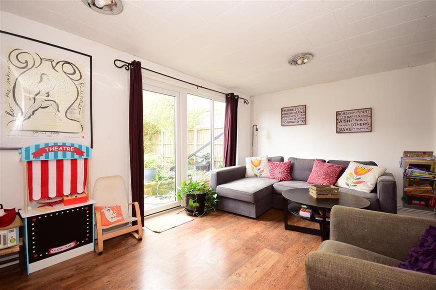 Limes Avenue, Chigwell, Essex 3 bed end of terrace house £325,000
