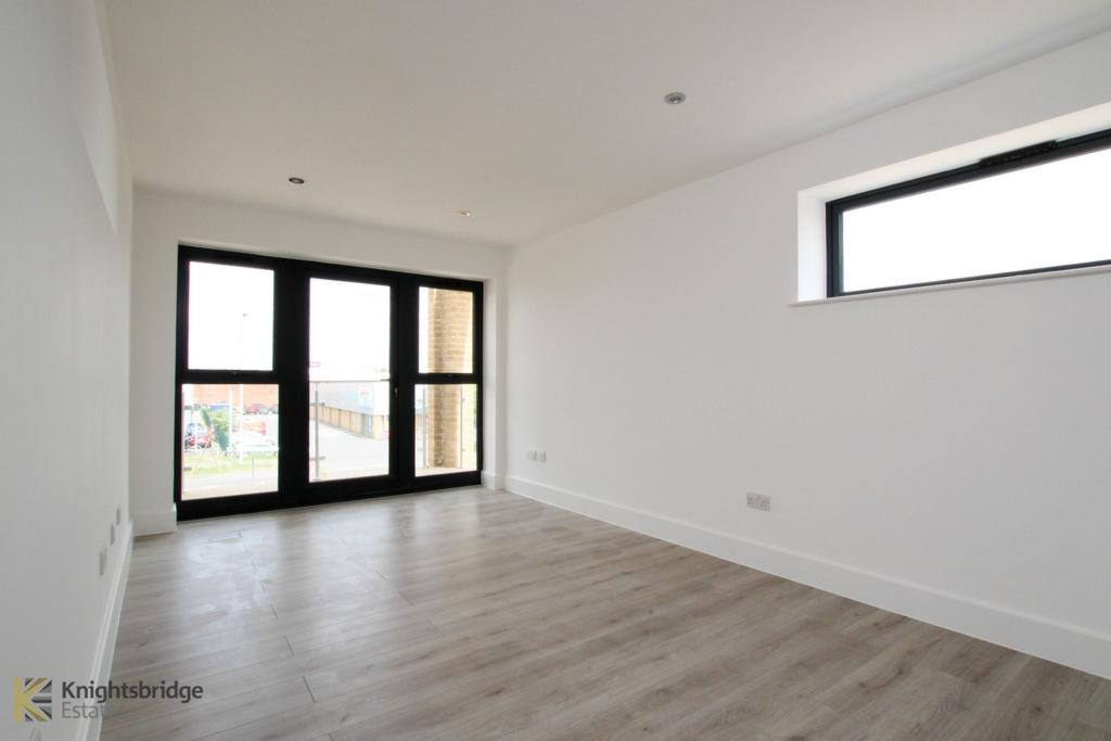 Cala Court, Southend Arterial Road, Romford, RM2 2 bed flat £315,000