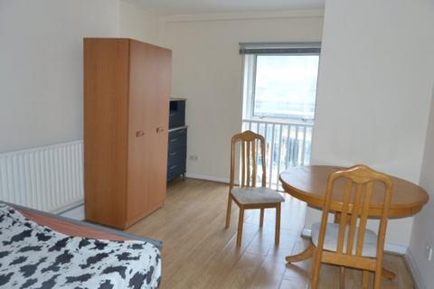 3 bedroom flat to rent, Cricklewood Broadway, London