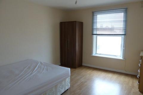3 bedroom flat to rent, Cricklewood Broadway, London