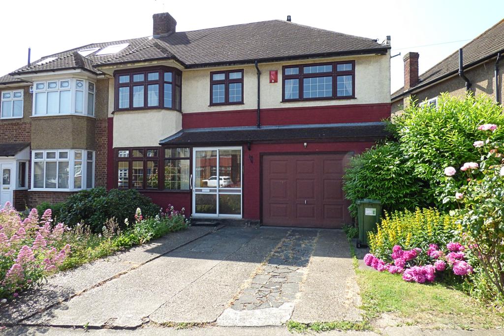 Severn Drive, Upminster RM14 4 bed semidetached house £585,000