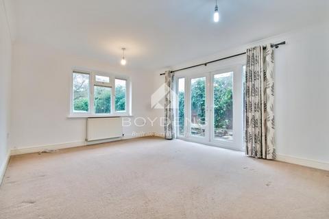 3 bedroom bungalow for sale, Village Way, FRINTON-ON-SEA CO13