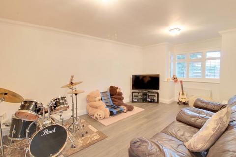 5 bedroom detached house to rent, The Drive, South Wallington